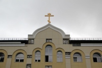 На здание Епархиального управления установлен крест